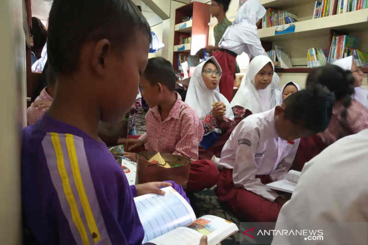 Ikut tingkatkan literasi di Indramayu KAI hadirkan "Rail Library"