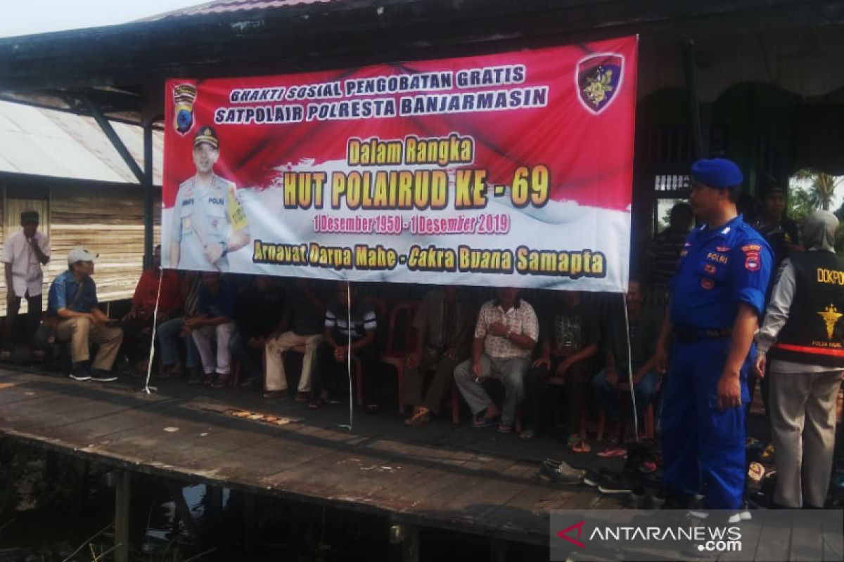 Satpolair Banjarmasin berikan pengobatan gratis warga pesisir sungai