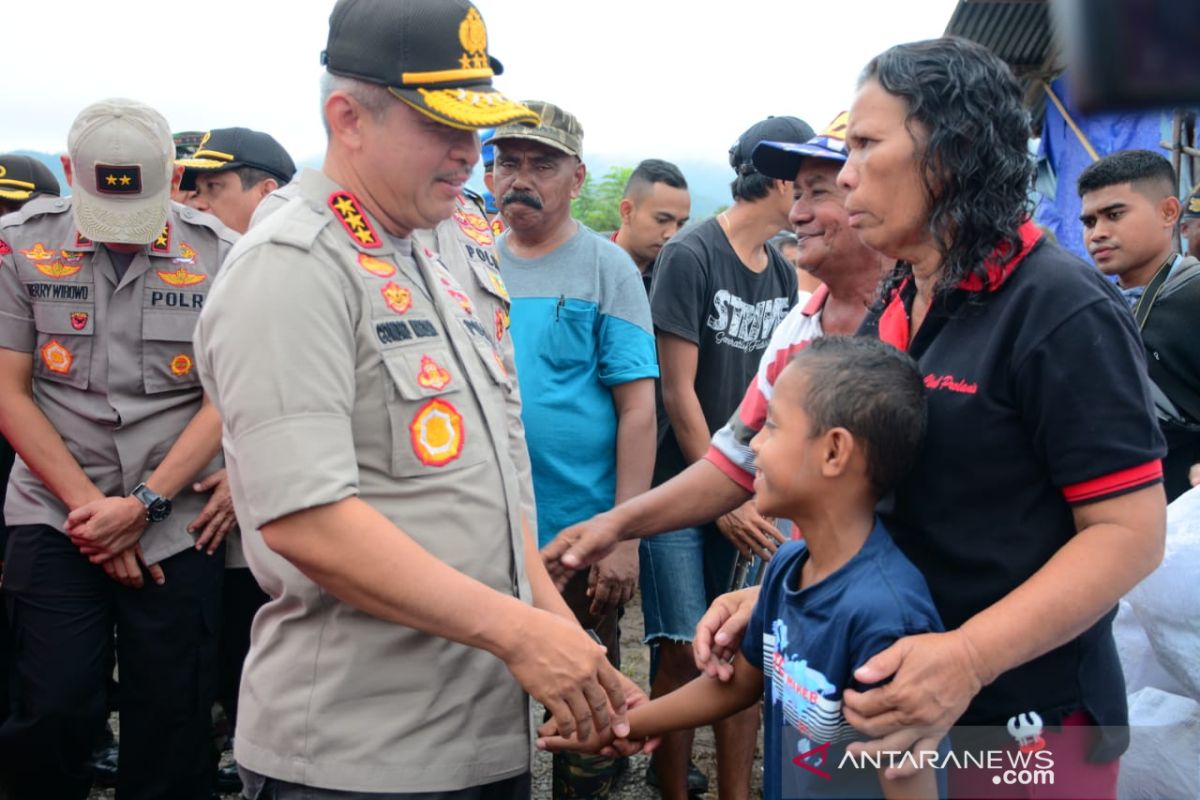 Kabaharkam polri serahkan bantuan korban gempa Maluku