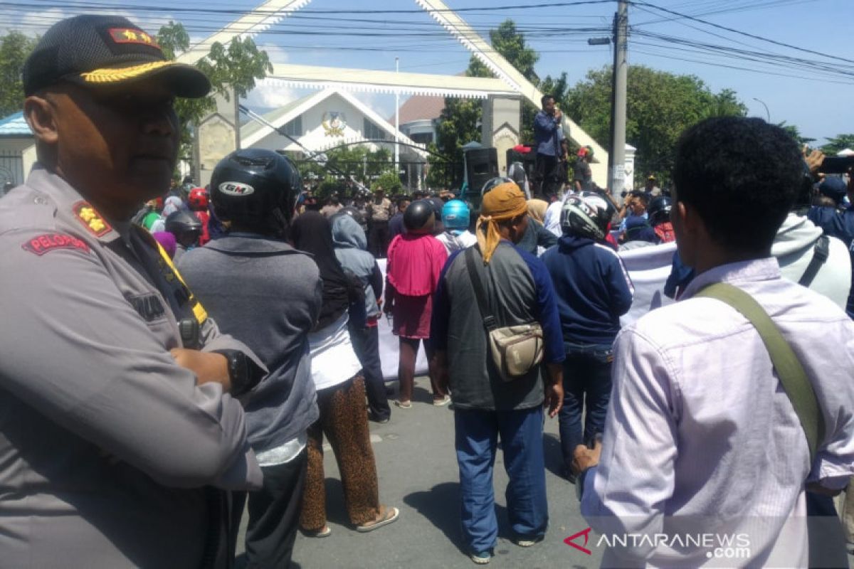 Polisi kawal aksi demo damai warga di DPRD Sulteng