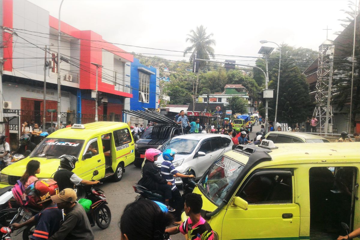 Gempa beruntun buat warga Ambon panik dan mengungsi ke pegunungan