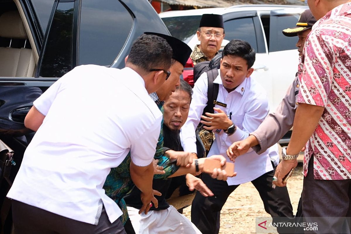 Political elites, Indonesians denounce attack on Minister Wiranto