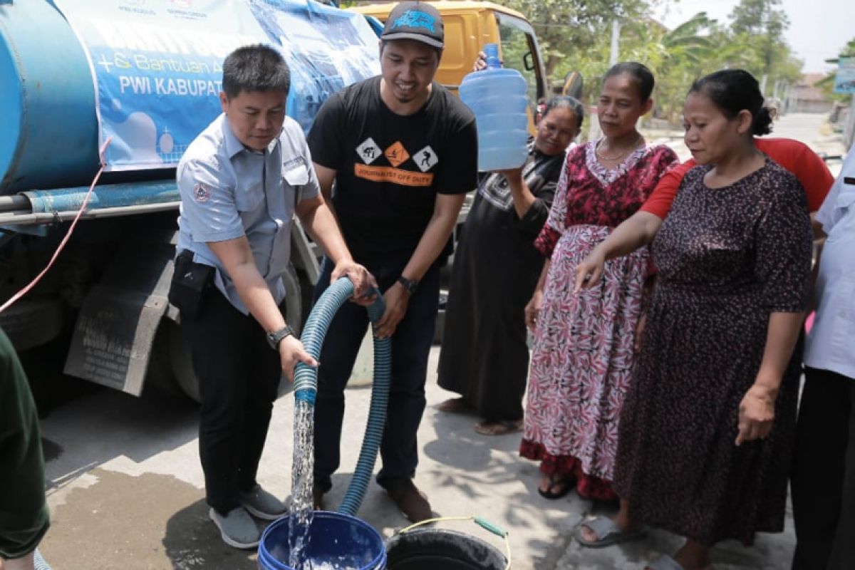 PWI dan Semen Gresik salurkan air bersih di empat desa