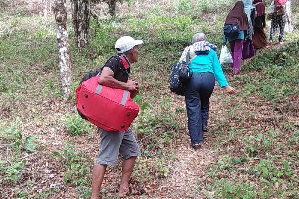 Warga sejumlah desa di Leihitu kembali mengungsi pascagempa magnitudo 5,2