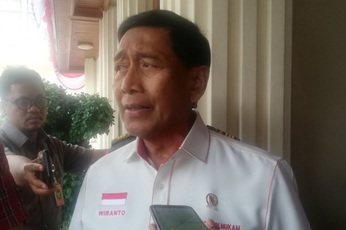 Flash-Menko Polhukam Wiranto ditusuk orang tidak dikenal