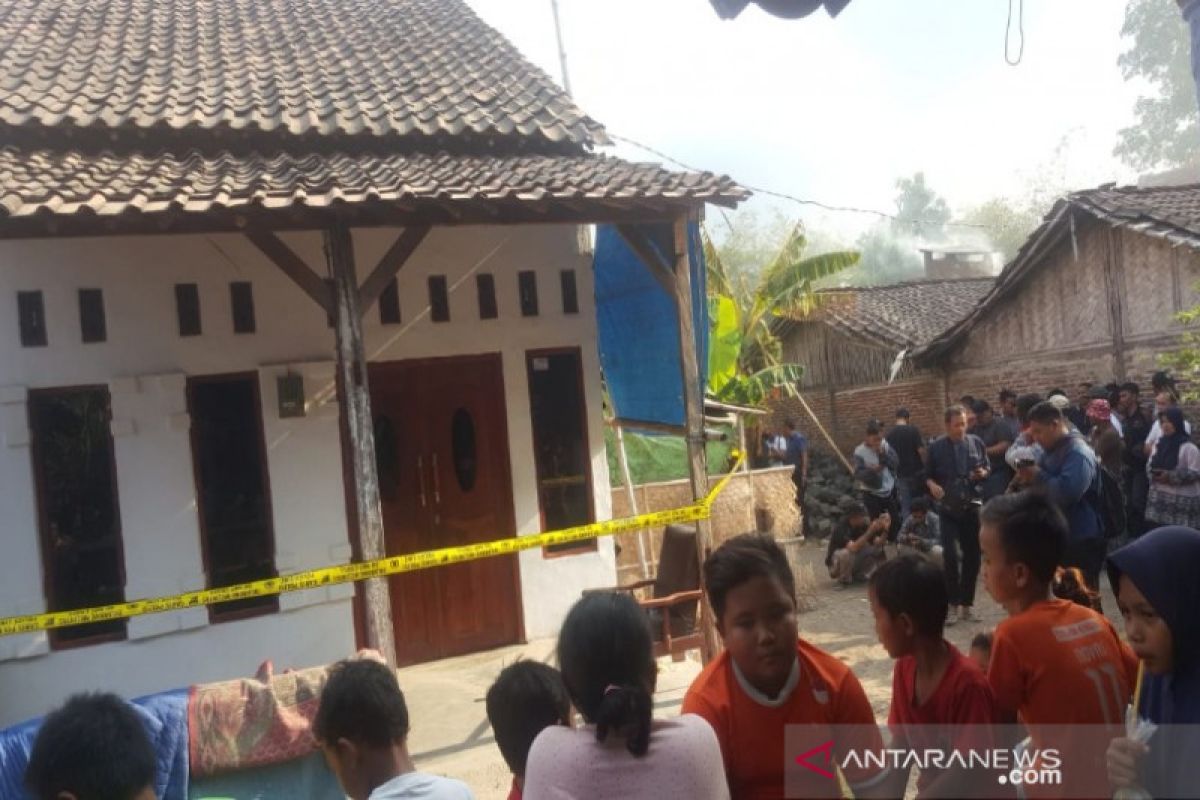 Anak panah, busur, dan buku disita dari rumah penusuk Wiranto di Brebes