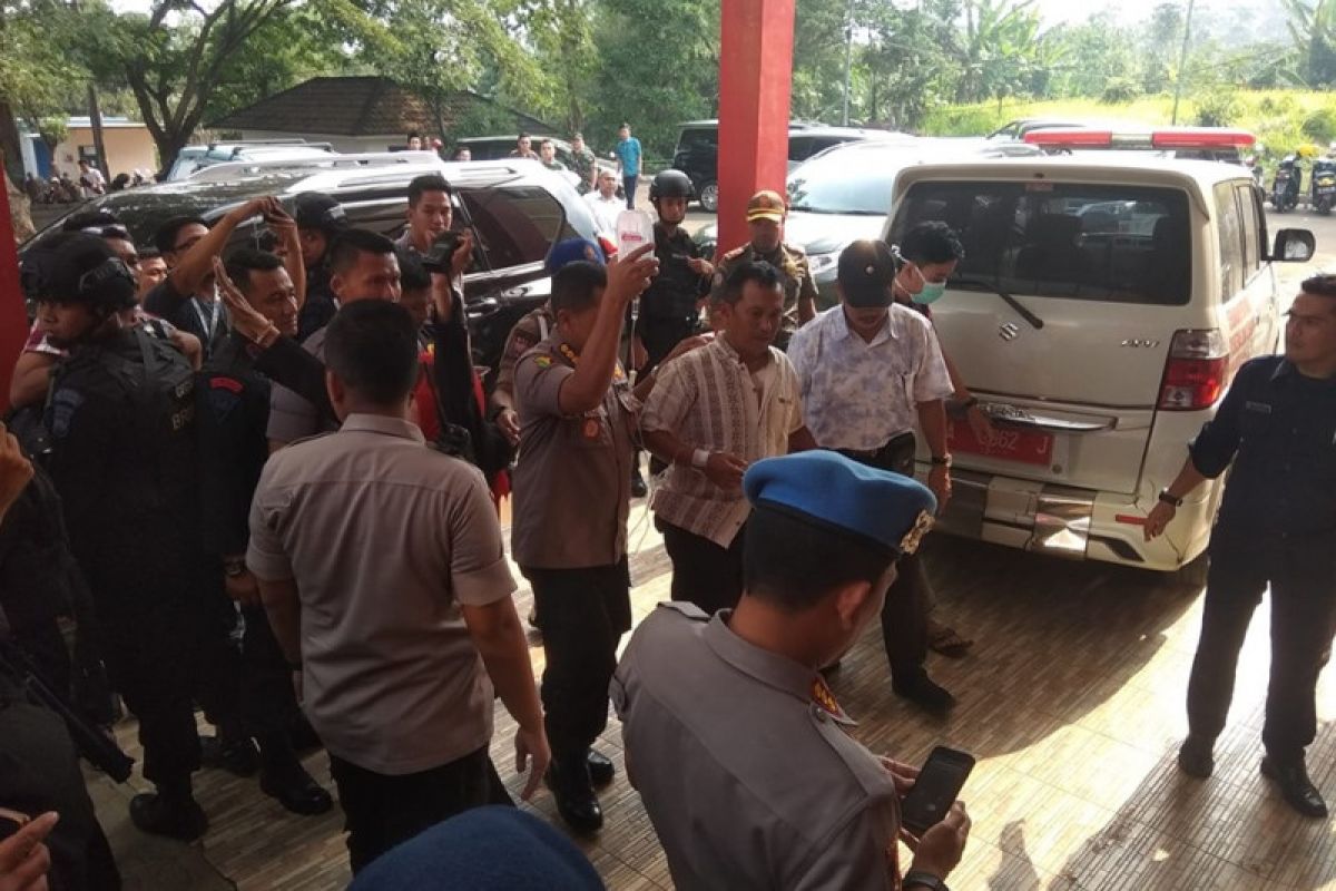 Perawatan Kapolsek Menes dirujuk ke RS Sari Asih Serang