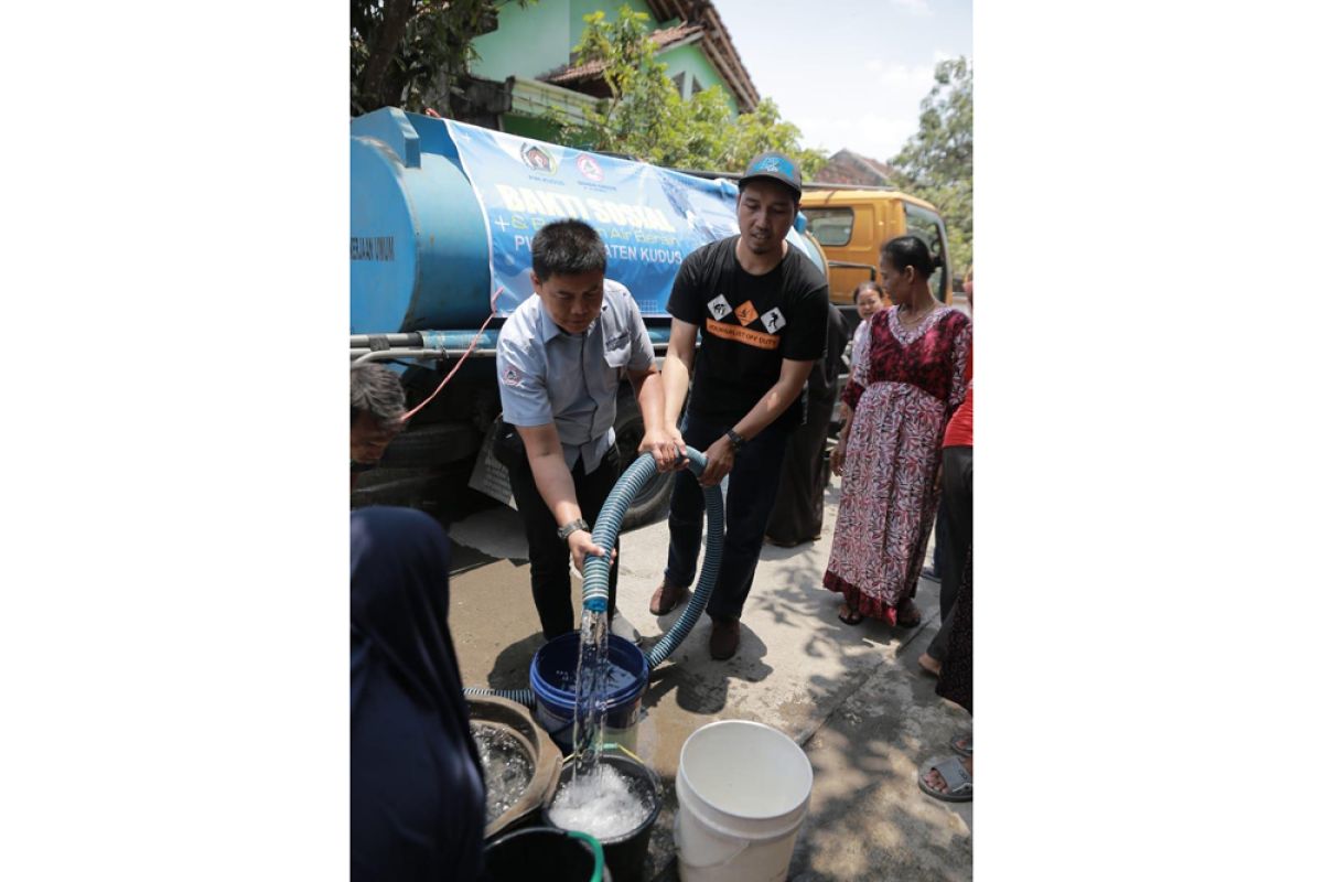 Semen Gresik guyur air bersih untuk warga empat desa di Kudus