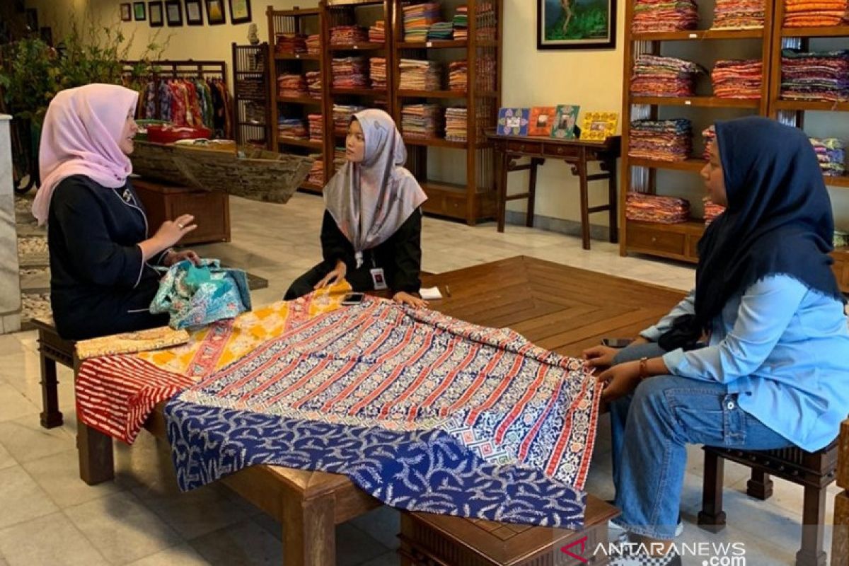 Usaha Batik Tabir Riau Rani jual 50-100 lembar kain batik/bulan