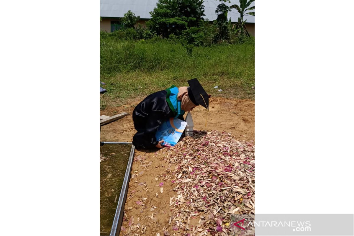 Usai wisuda, Serlika Agni langsung ke makam ayahnya