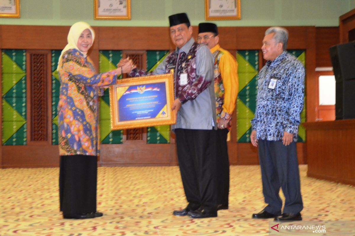 Batola Regent receives WTP placard from S Kalimantan Governor