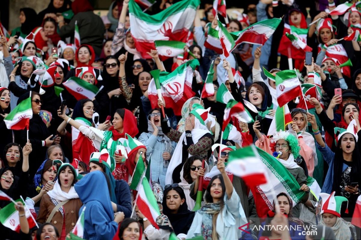 Kini penonton perempuan ramaikan tribun stadion Iran, setelah diizinkan