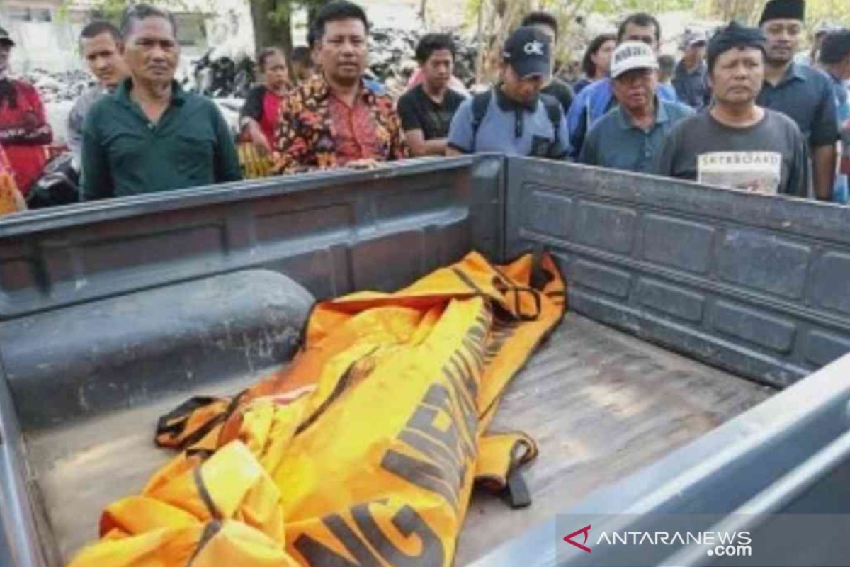 Mayat tersangkut di pintu air Kali Irigasi gegerkan warga Cikarang