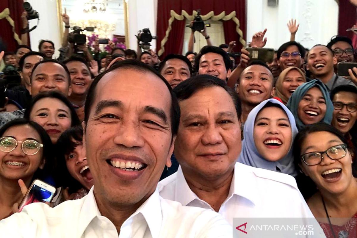 Presiden Jokowi dan Prabowo swafoto bersama wartawan