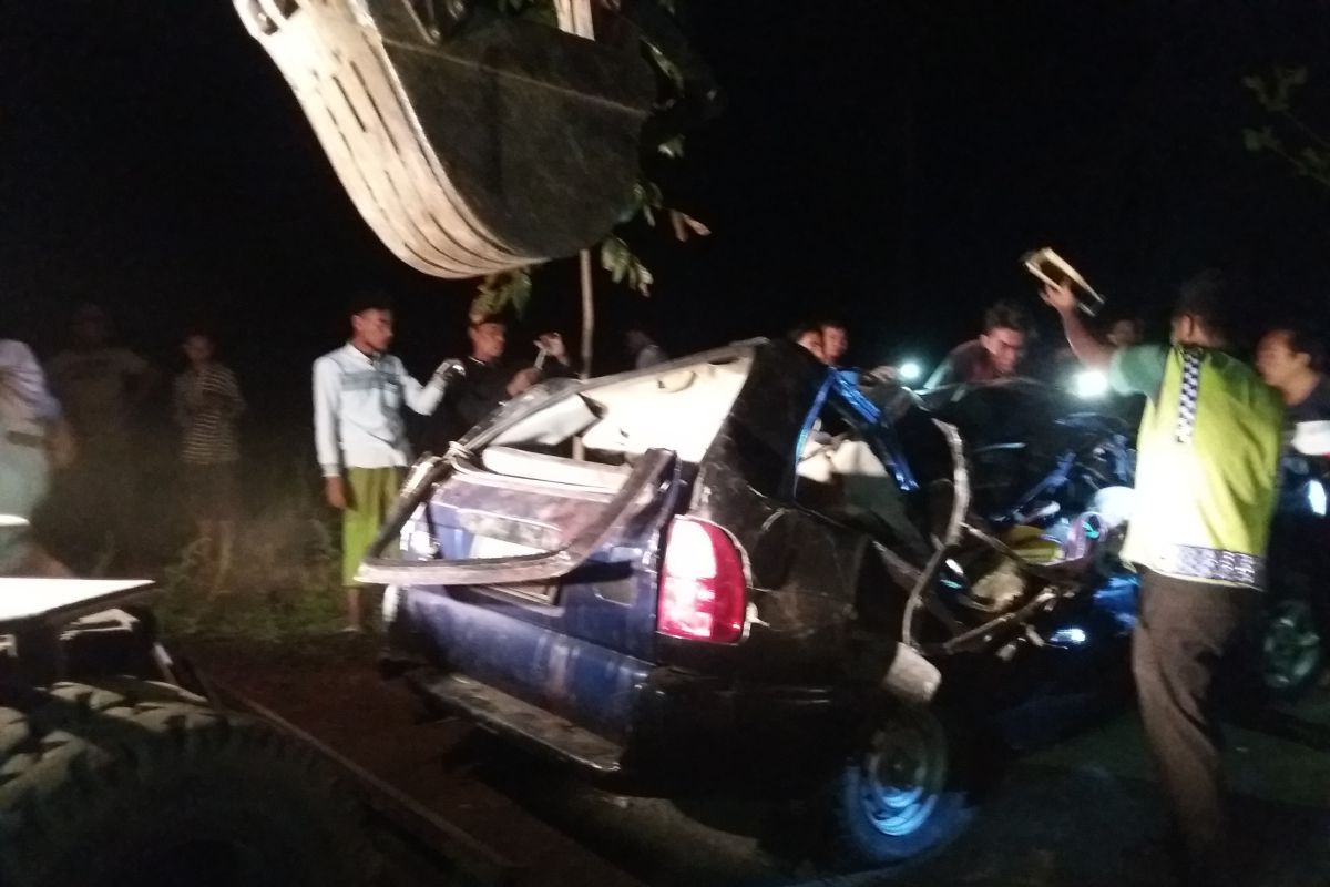 Tiga penumpang tewas akibat mobil tertimpa pohon tumbang