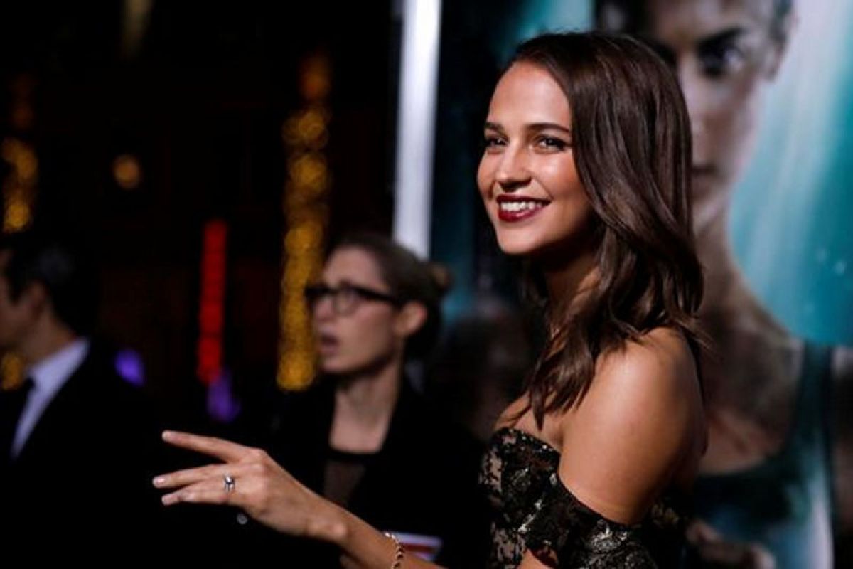 Alicia Vikander ambil peran dwibahasa dalam film "Earthquake Bird"