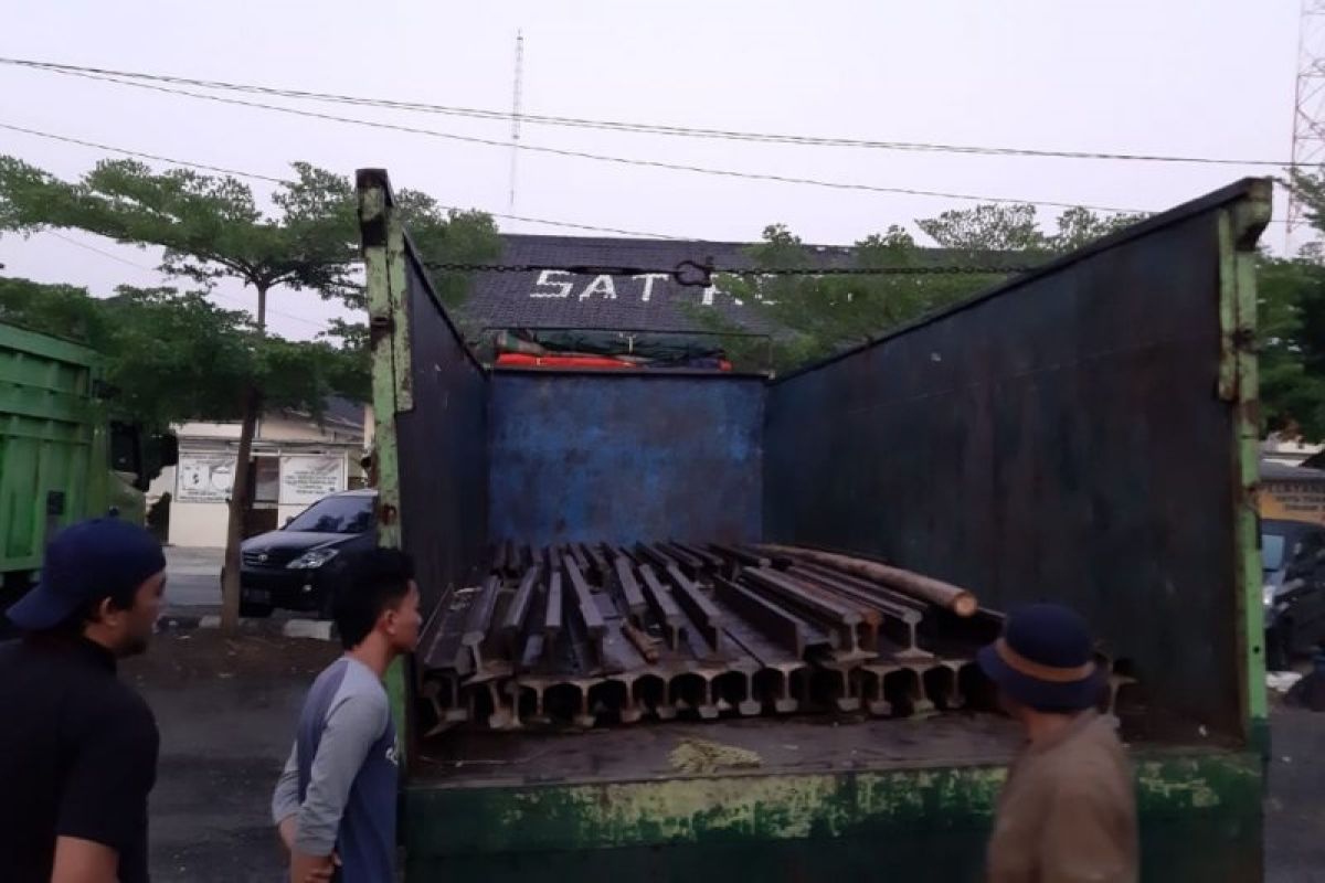 Pencuri 30 ton besi rel kereta api diamankan Polisi Waykanan