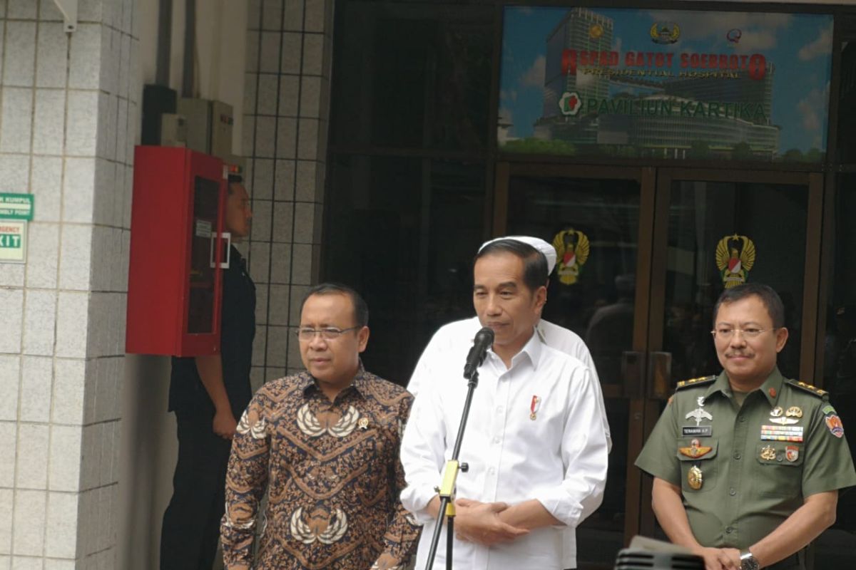 Presiden Jokowi tetap lakukan swafoto dengan warga masyarakat