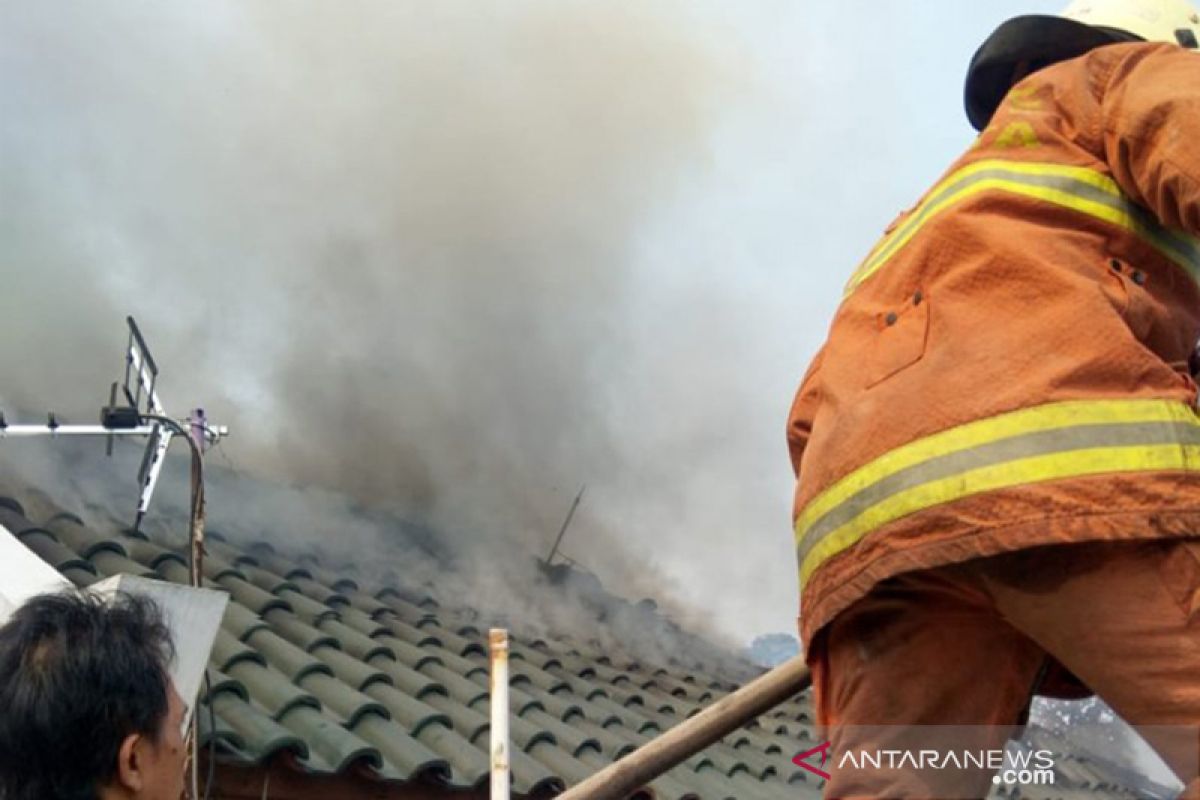 Rumah dua lantai di Ciracas terbakar