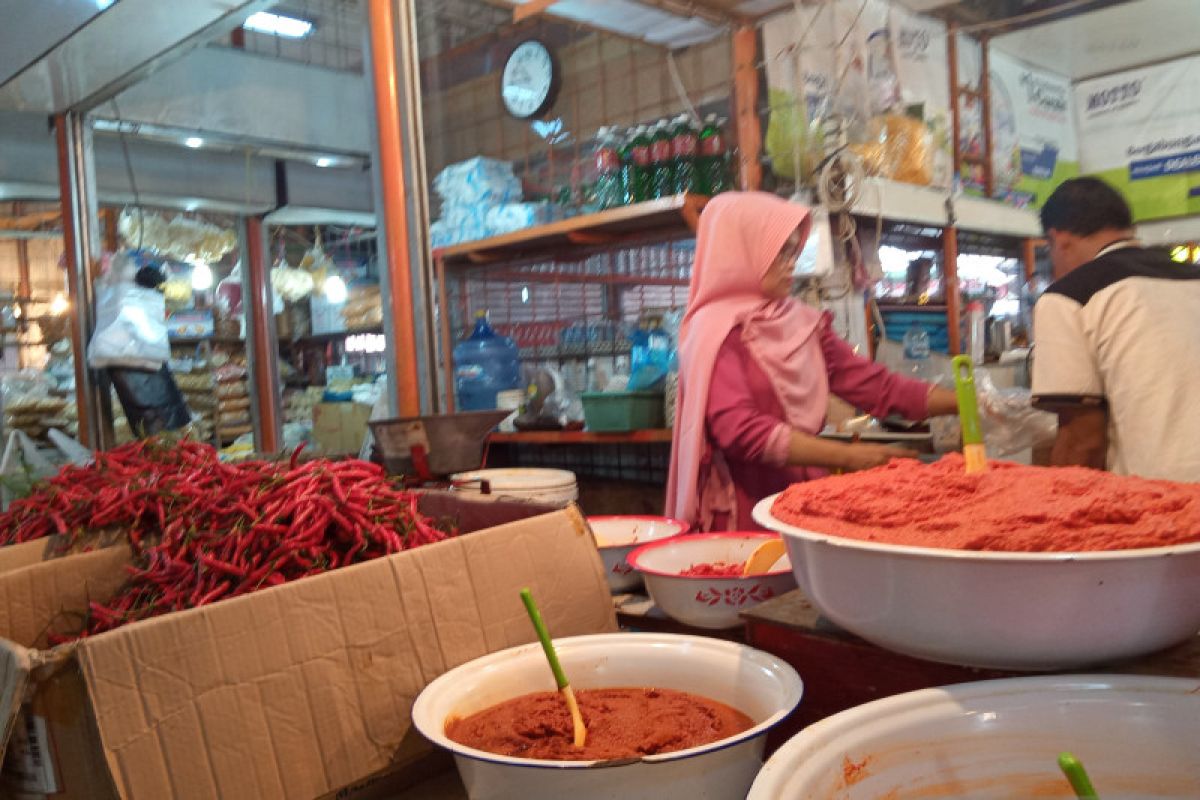 Pasokan kurang, harga cabai rawit naik di pasar raya Padang