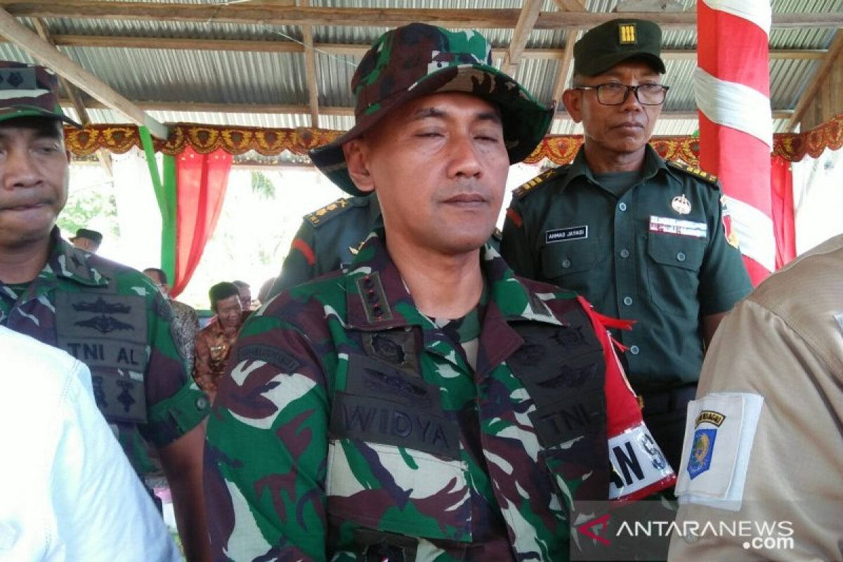 TNI-masyaratak bergotong royong mebangun desa
