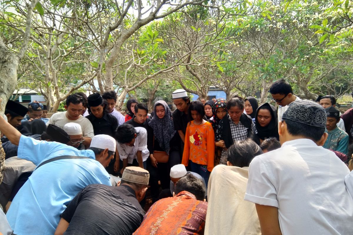 Isak tangis ibu dan kakak iringi prosesi pemakaman Akbar Alamsyah korban demo pelajar