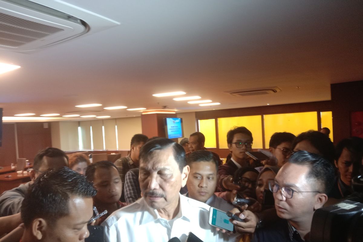 Luhut: Kendaraan listrik wajib serap produk lokal