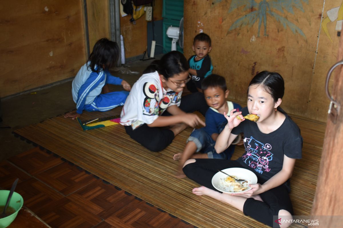 Puluhan siswa SMP hidup bersama masyarakat di Kampung Akuarium