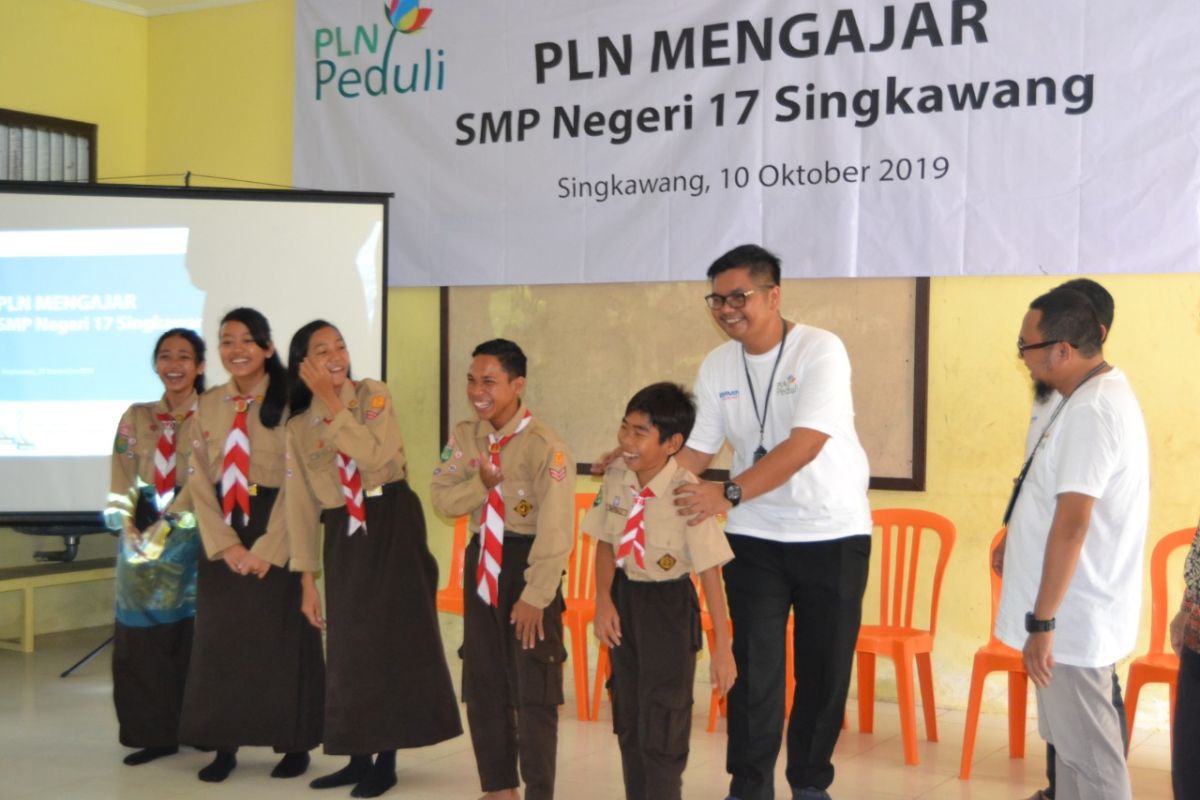 PLN salurkan bantuan pendidikan Rp52,45 juta untuk SMPN 17 Singkawang