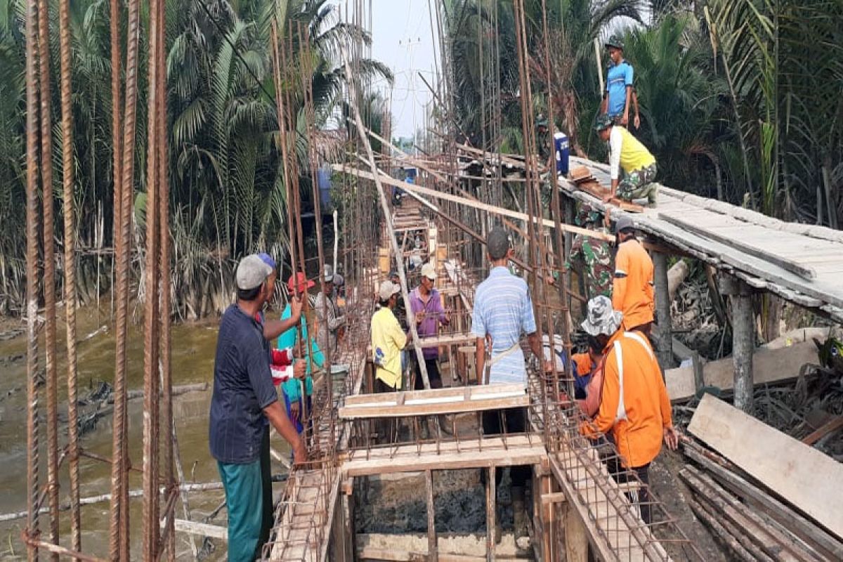 Semangat dan Kekompakan Warga-Satgas TMMD Ke-106 Pasang Mal Tiang dan Lantai Balok Air