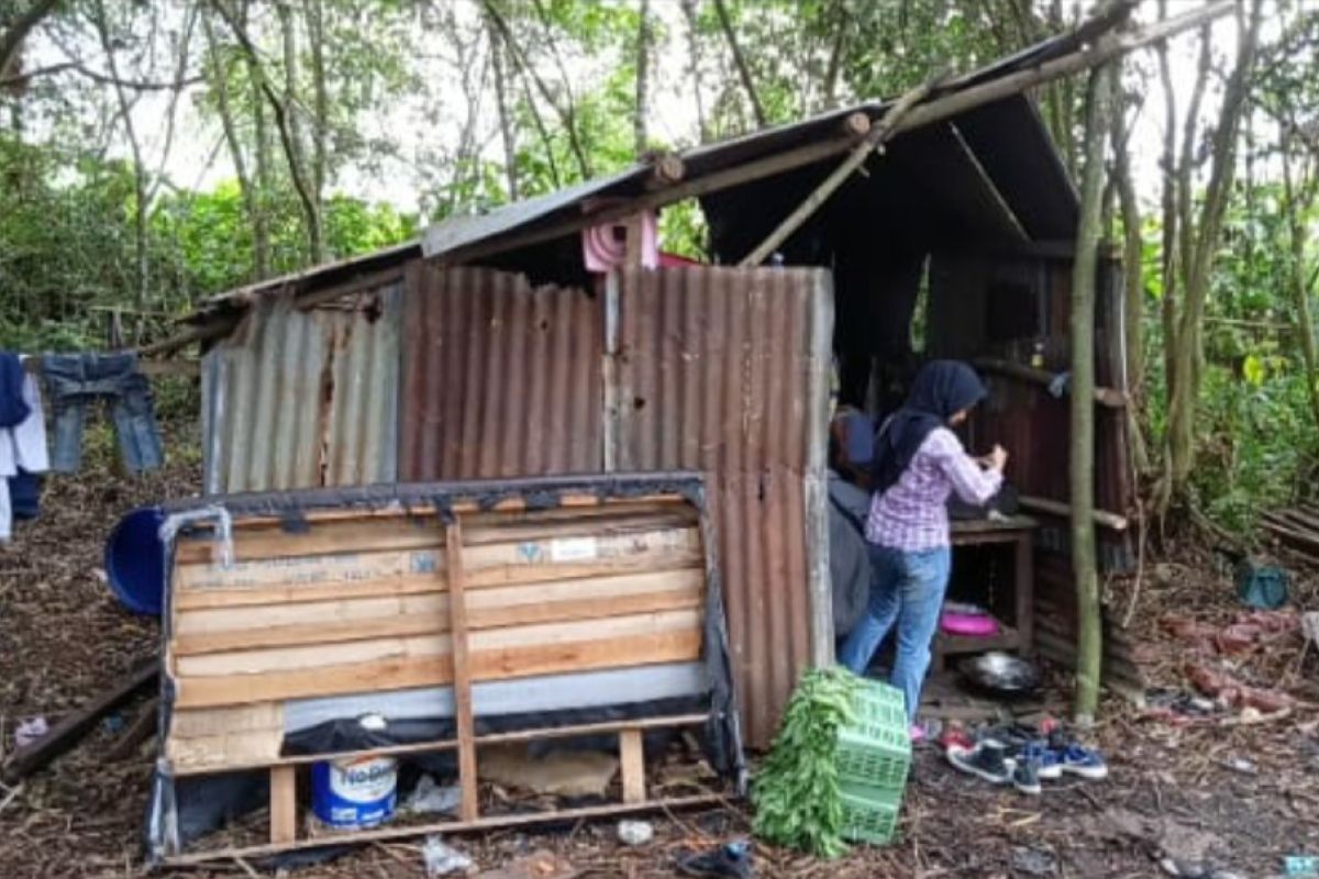 Keluarga ini tinggal di gubuk beralaskan tanah, karena ketiadaan biaya dua anaknya terpaksa putus sekolah