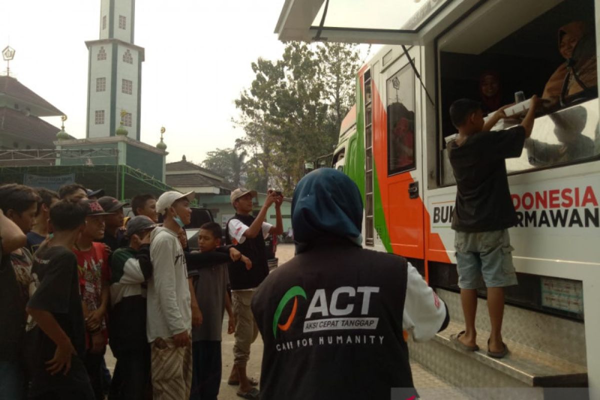 ACT Sumsel  bagikan makanan gratis kepada warga dhuafa