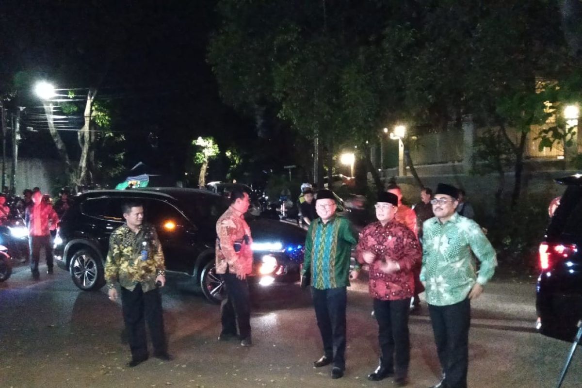 Pimpinan MPR antar undangan pelantikan kepada Prabowo