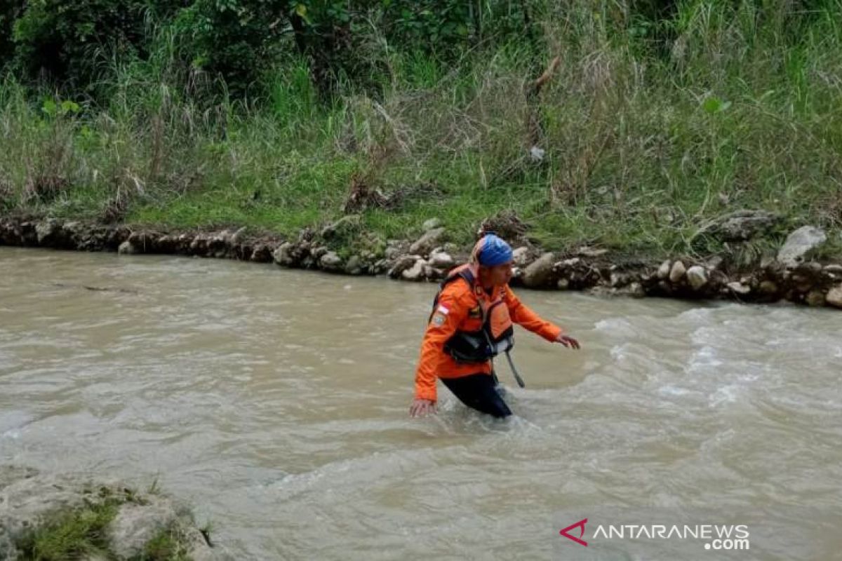 Dua warga Nias hanyut terbawa arus sungai