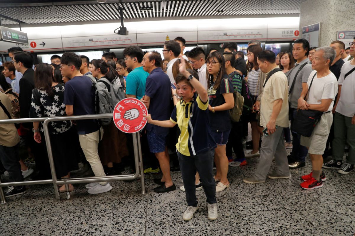 Metro Hong Kong mulai beroperasi tapi masih ada protes lanjutan