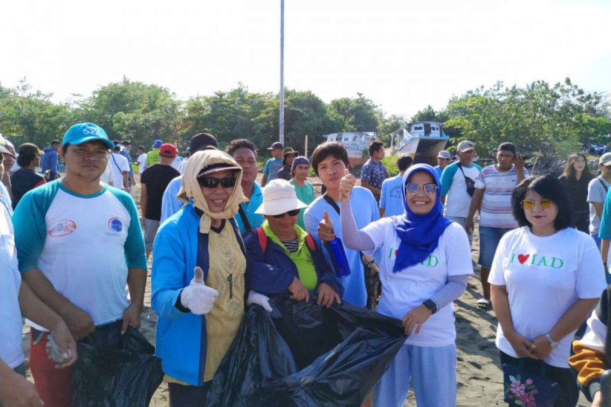 IAD Wilayah Sulut bersih-bersih pantai dari sampah plastik