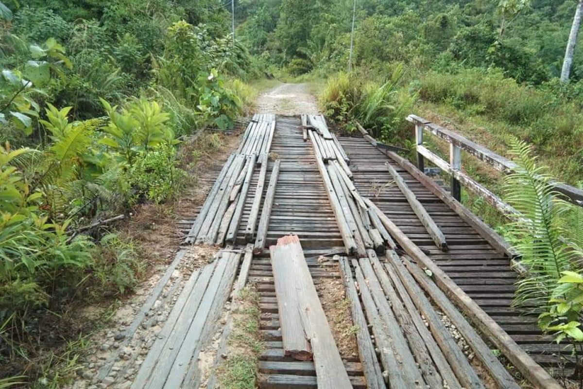 Jembatan penghubung Desa Nanga Payang - Desa Selaop Kapuas Hulu nyaris roboh