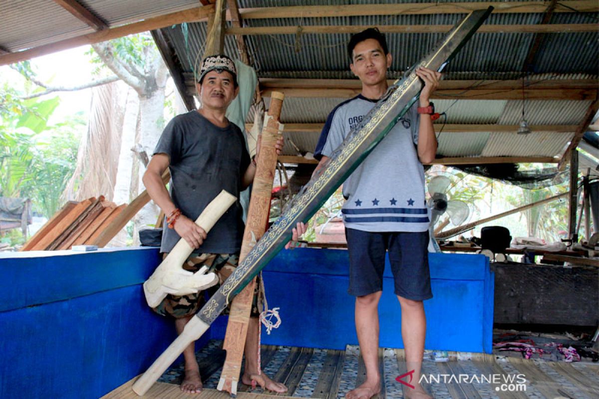 Keren! Warga Palangka Raya mampu membuat mandau ukuran jumbo