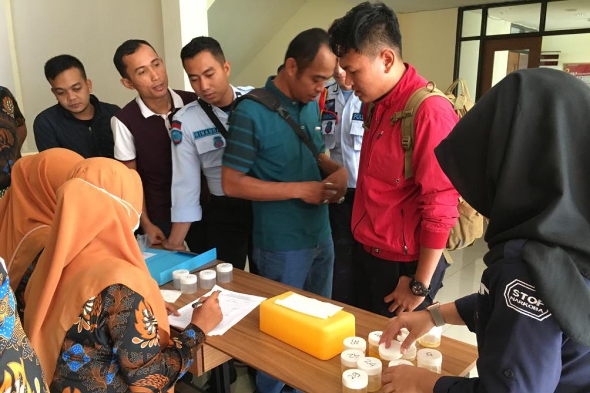 Ribuan pegawai Lapas di Sumbar lakukan tes urine serentak