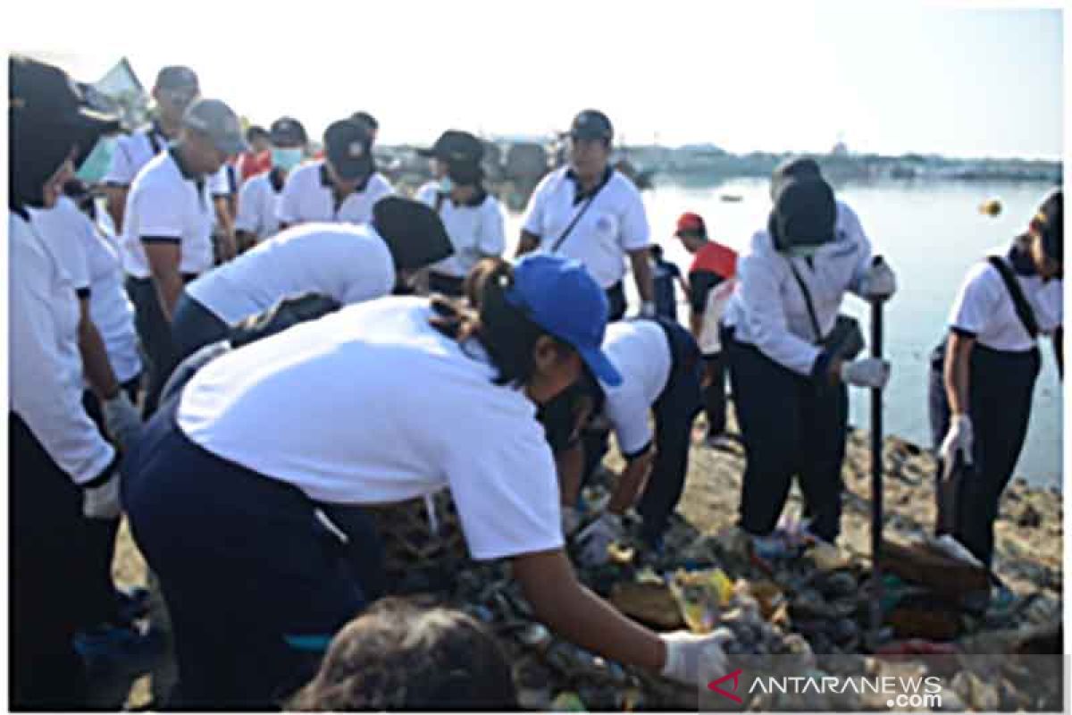 Personel Lanal Denpasar bersihkan sampah di Pelabuhan Benoa