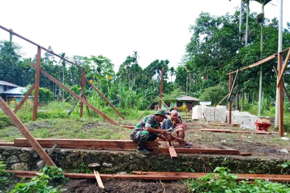 Babinsa Yapsel bantu warga bangun rumah di Kampung Roipi Distrik Angkaisera