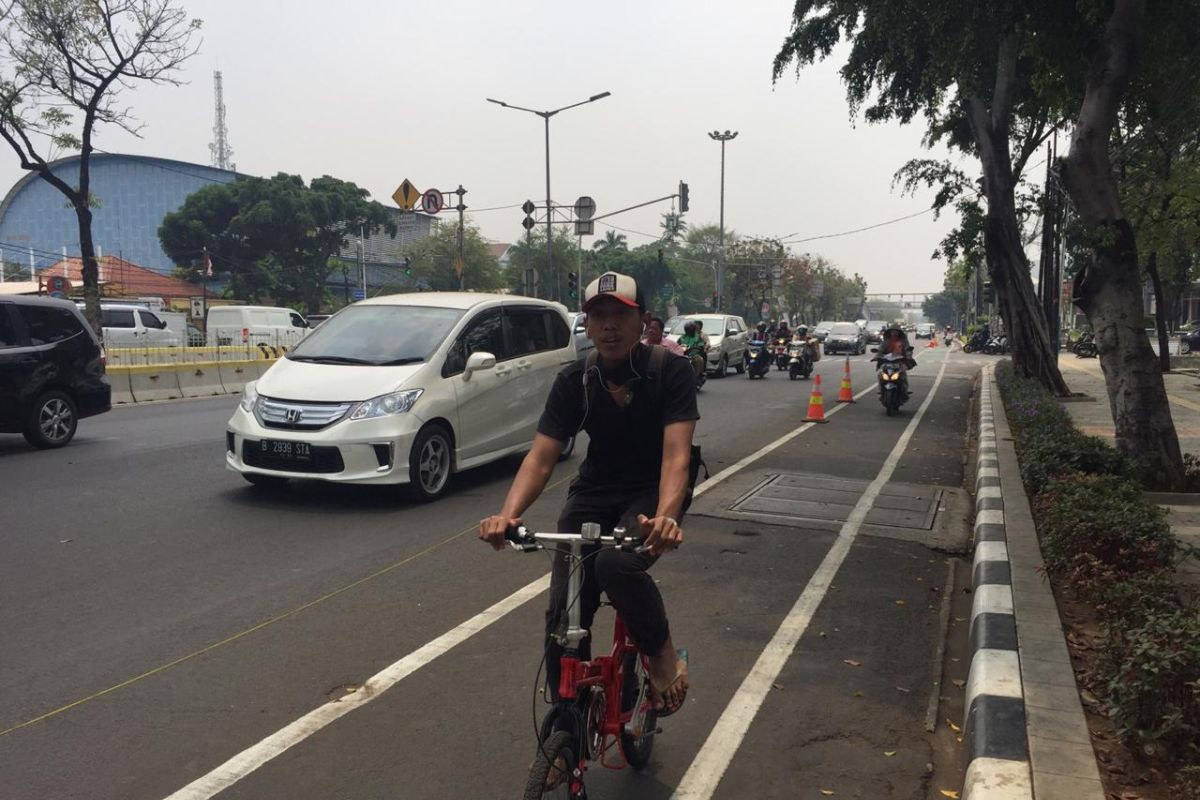 Meski sudah memiliki jalur khusus, pesepeda mengeluh kerap dipepet pemotor