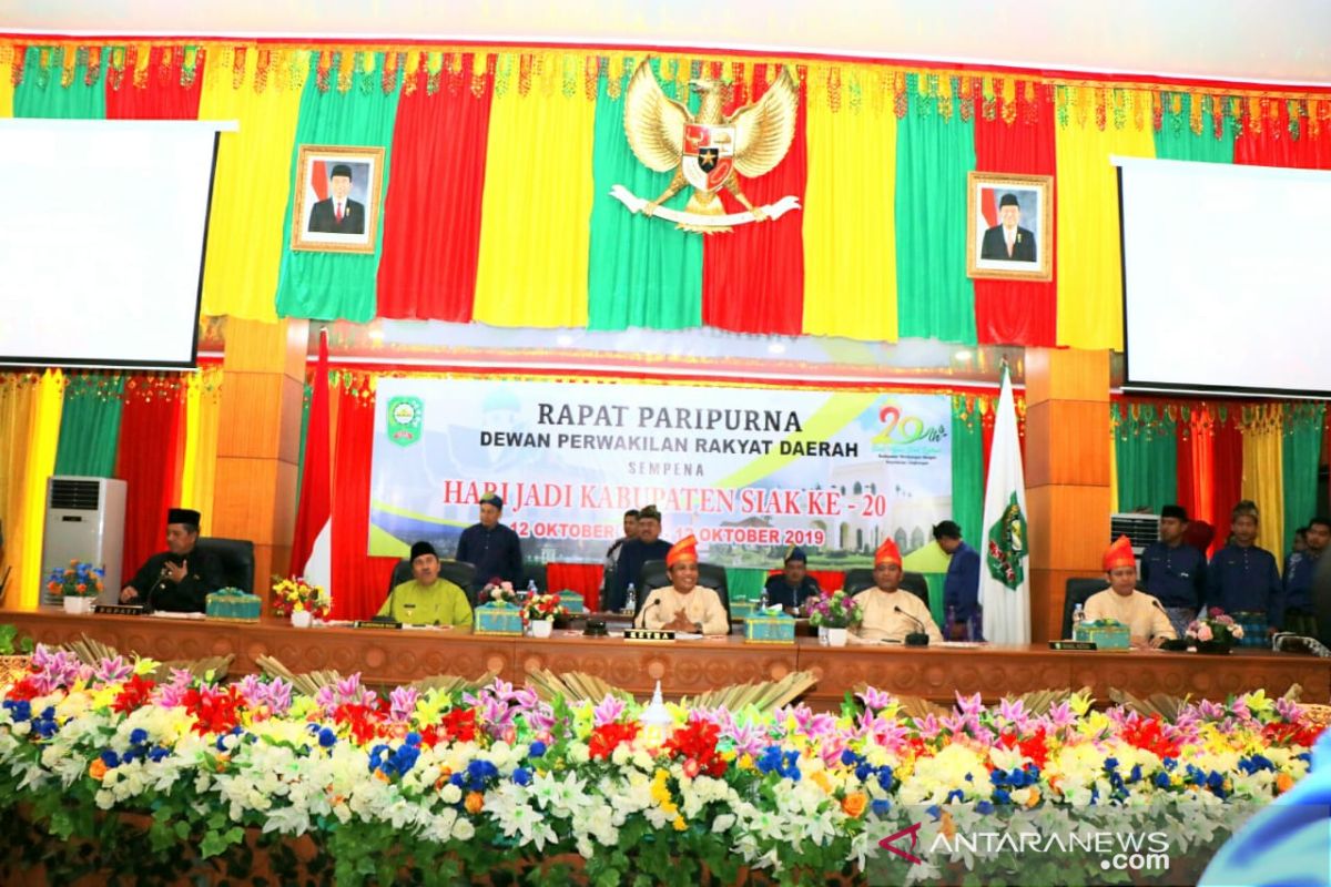 DPRD Siak sidang paripurna HUT ke-20, tokoh pendiri diberi penghargaan