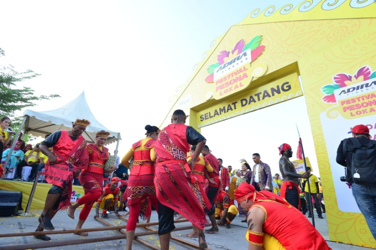 Gubernur Sulsel  lepas peserta karnaval Festival Pesona Lokal