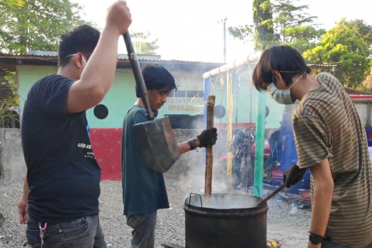 Dosen Unibos  buat "paving block" dari limbah plastik