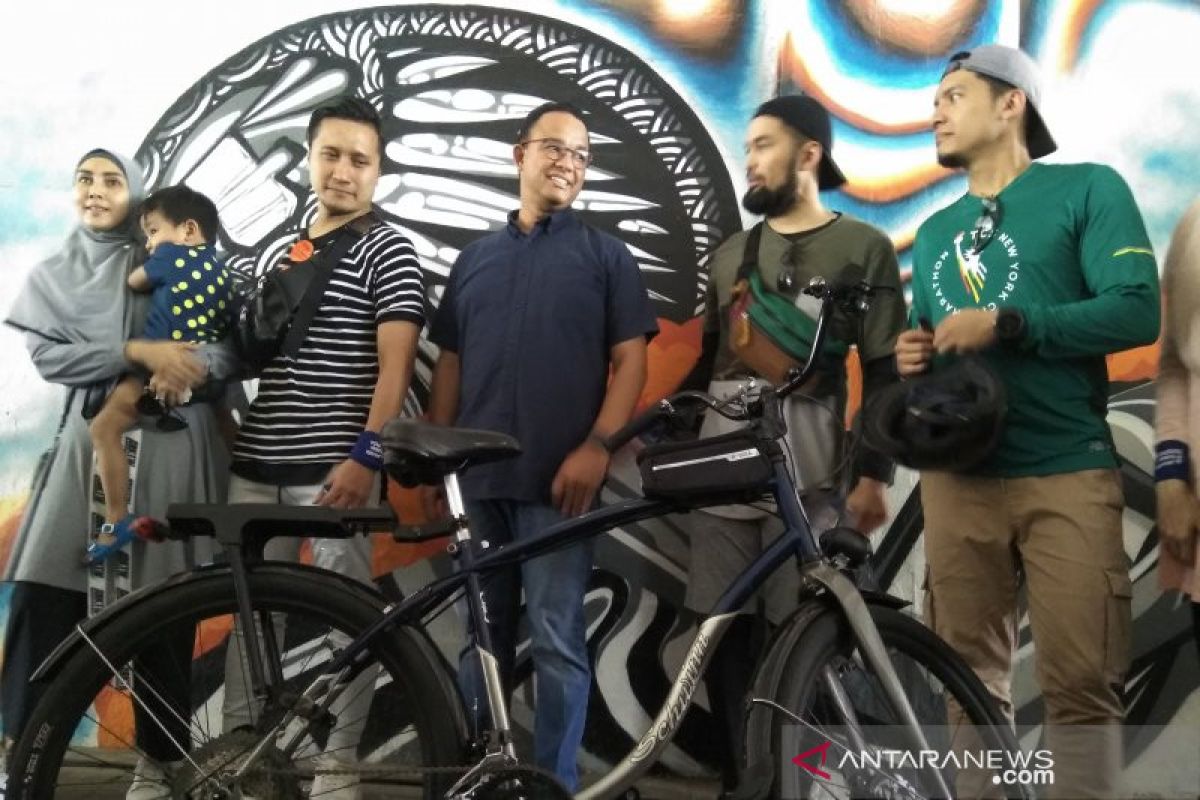 Anies bagikan tips bersepeda di Jakarta
