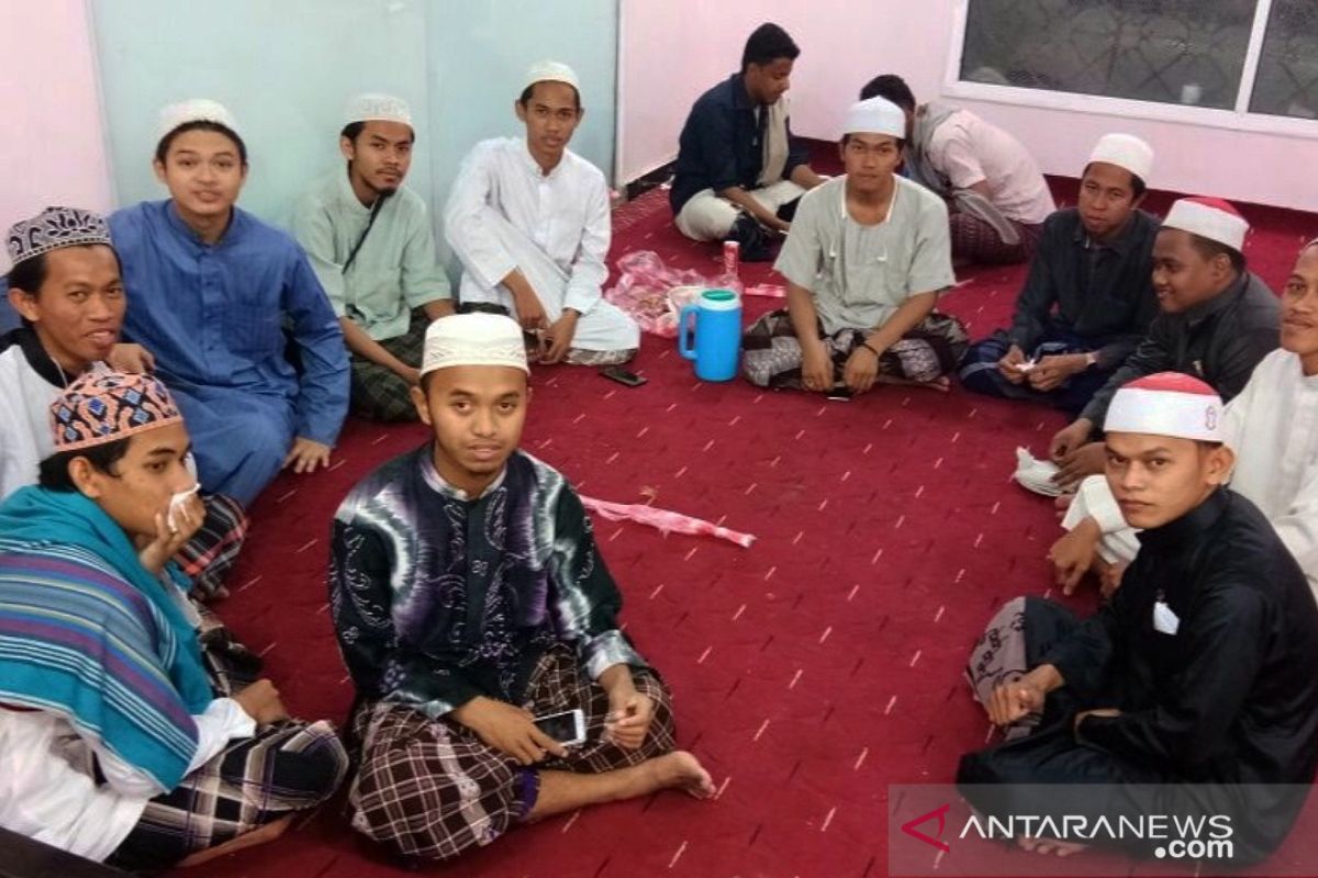 Pemkab HST kirim tiga santri ke Timur Tengah