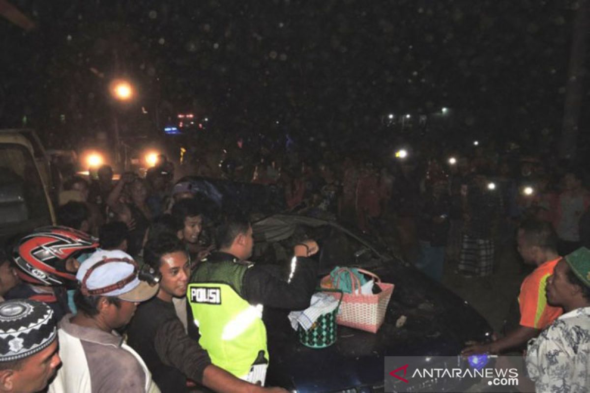 Korban mobil tertimpa pohon di Situbondo menjadi empat orang