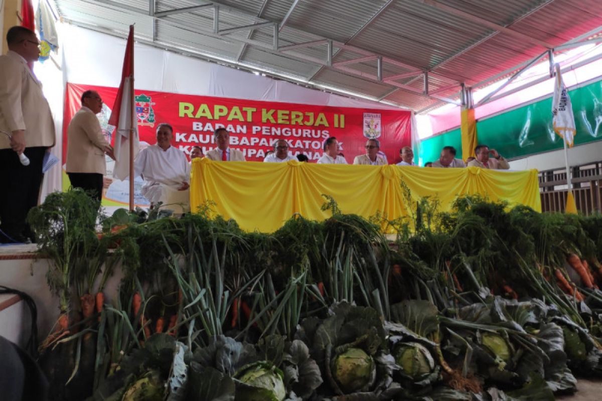 Panggung Raker KBK dengan hiasan sayuran Modoinding