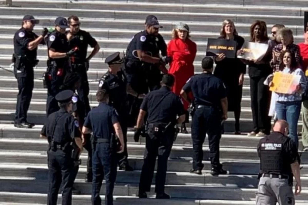 Aktris senior peraih Oscar Jane Fonda diciduk polisi